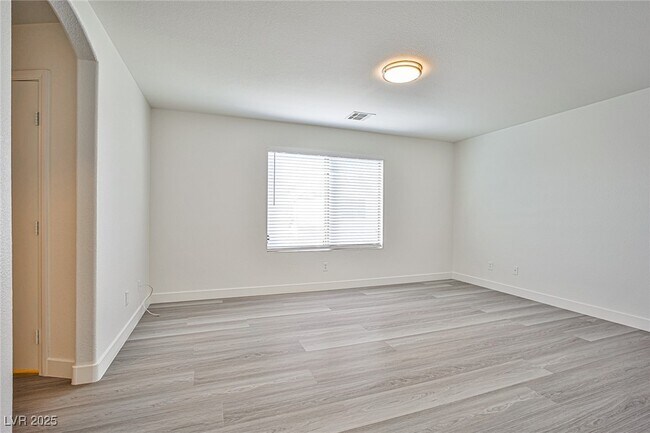 Building Photo - 4757 Englewood Ave