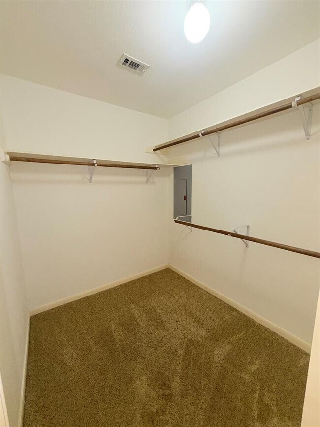 Building Photo - 611 Rolling Green Dr