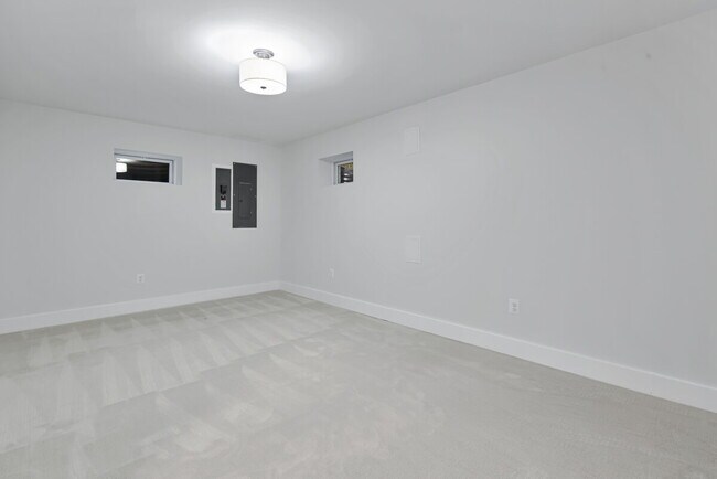 Building Photo - "Luxurious 6-Bed, 6-Bath Arlington Retreat...