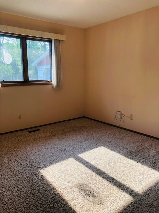 Building Photo - 14 9th Ave SE