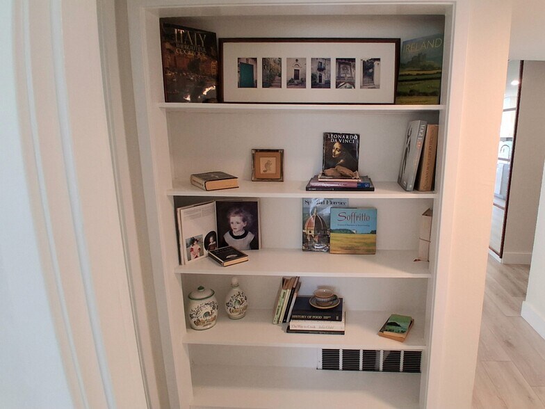 Built in book shelves - 174 Golden Gate Pt