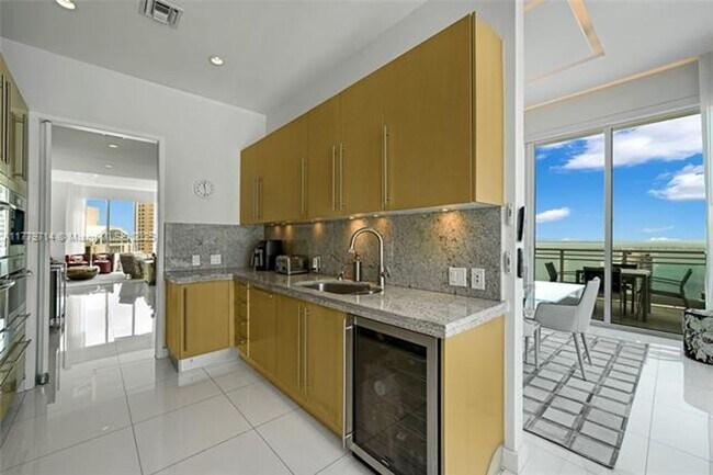 Building Photo - 900 Brickell Key Blvd