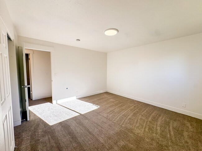 Building Photo - 1340 E Navajo Dr