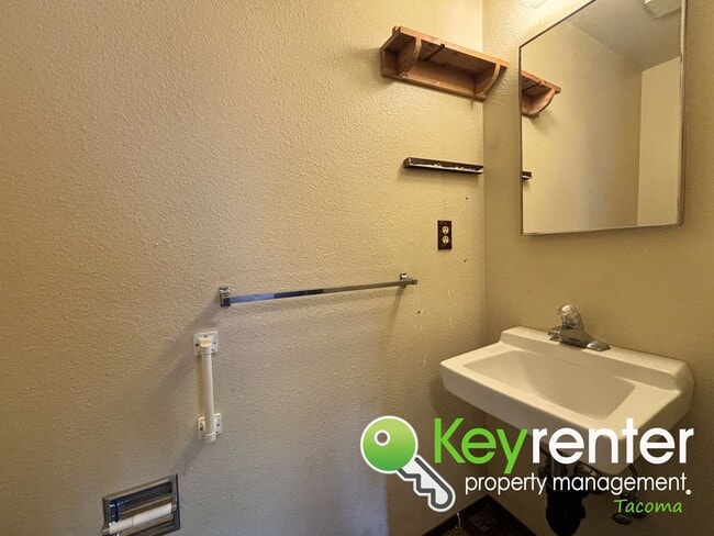 Building Photo - Stylishly Updated Lakewood Home in Seclude...