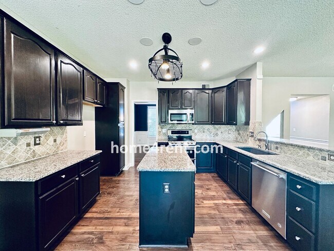 Building Photo - Elegant Cul-de-Sac Retreat with 5th Bedroo...