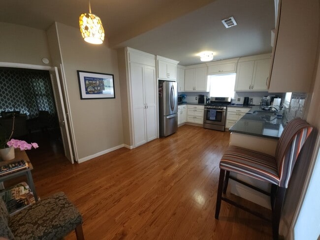 Building Photo - 2 bedroom 2 bath HISTORIC HOME near downto...