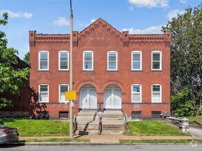 Building Photo - Gorgeous Three Bedrooms\ with IN-UNIT Laun...