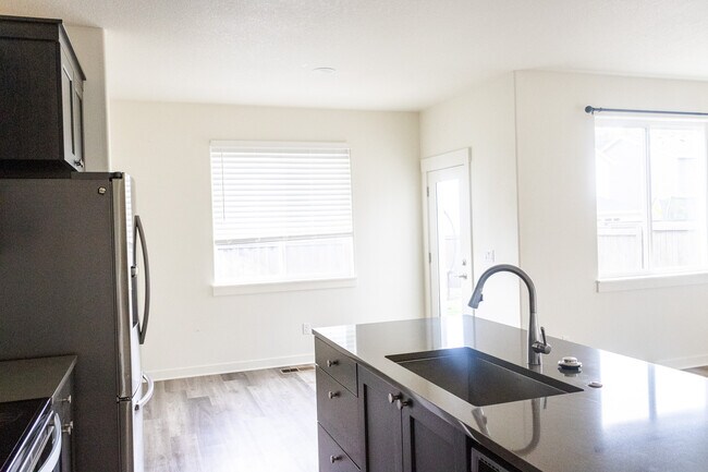 Building Photo - 289 NE Arrowhead Dr