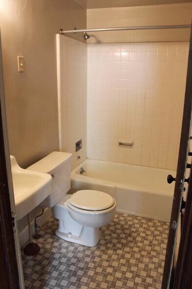 Building Photo - 208 Summit Ave