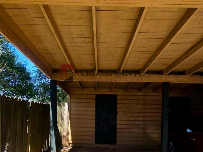 Building Photo - 2 bedroom, 1 bathroom duplex!