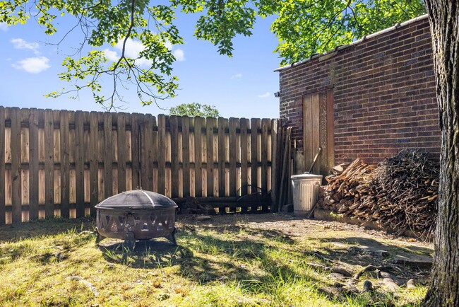 Building Photo - Quintessential Oakmont home walkable to th...