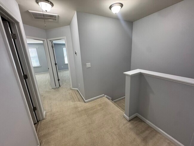 Building Photo - MOVE IN READY! 3 Bed 2.5 Bath Town Home