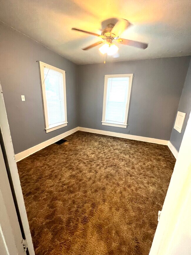 Building Photo - 407 W Adams St