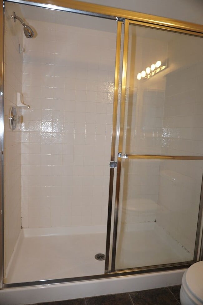 Building Photo - Amazing 2 BD 2 BA Condo in a Gated Community