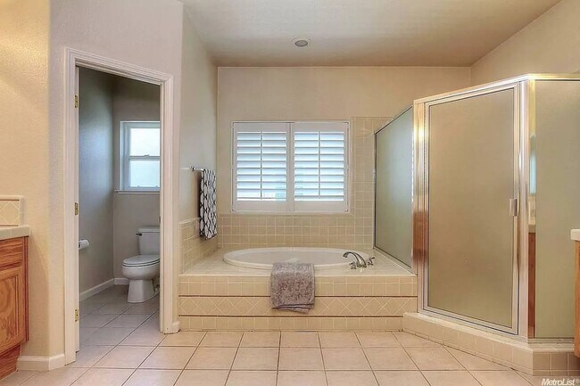 Building Photo - Huge 4 bedroom 4 bathroom