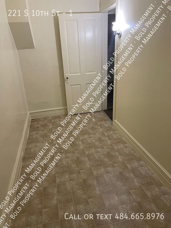 Building Photo - 221 S 10th St