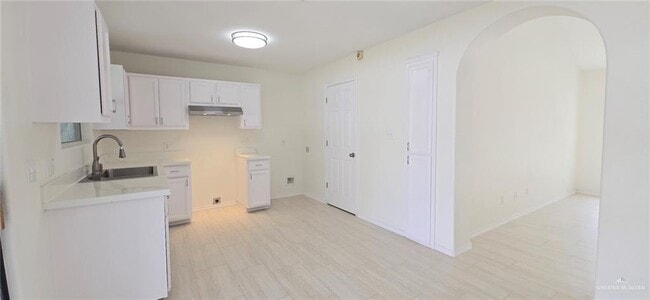 Building Photo - 410 Delia Ave
