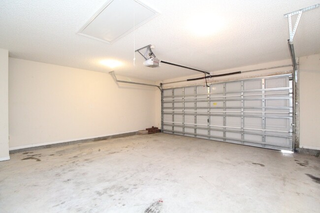 Building Photo - Executive 3-Bedroom Brick Home with Florid...