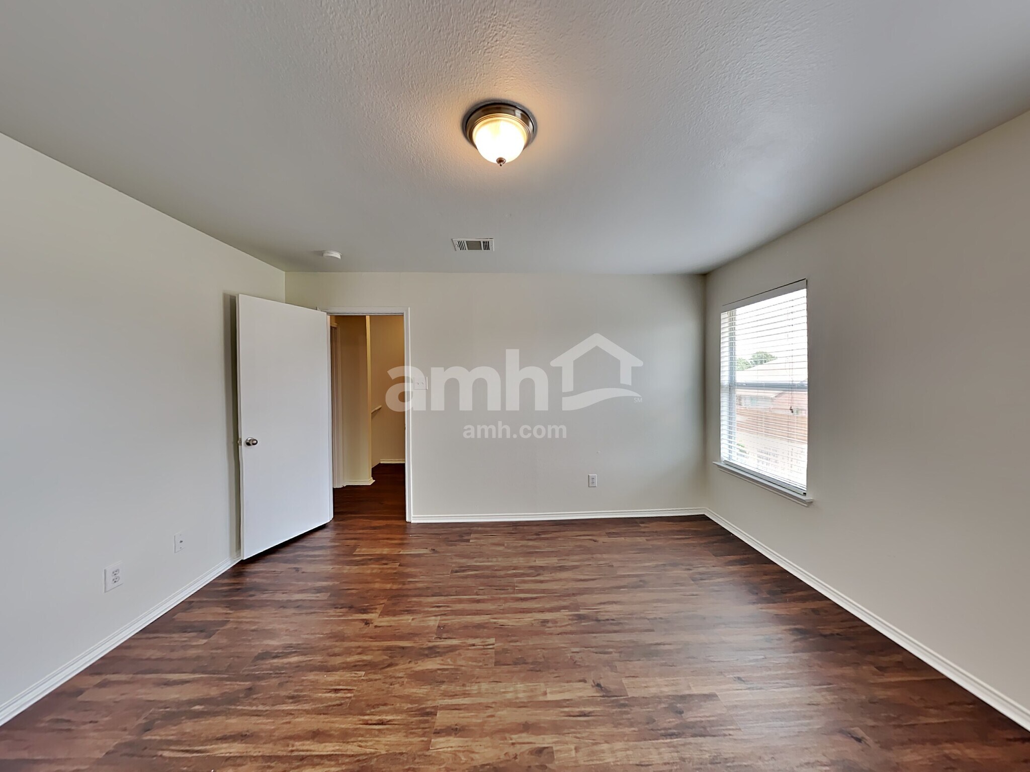 Building Photo - 2014 Kingsbridge Dr