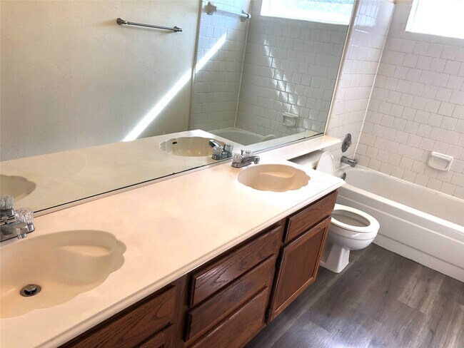 Building Photo - 4819 Sunshine Dr