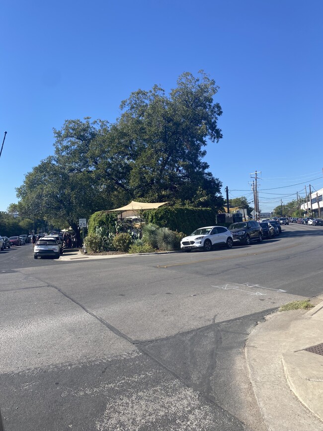 Building Photo - 2511 E 9th St