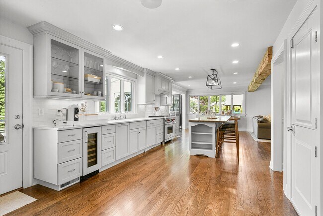 Building Photo - 685 Barrymore Ln