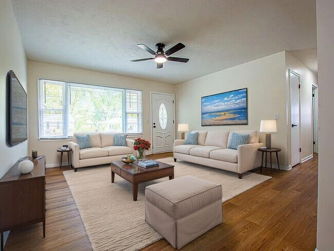 Building Photo - 3 Bedroom / 2 Bath Home with Finished Basment and Washer/Dryer!