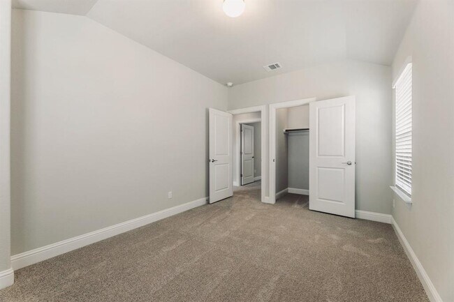 Building Photo - 157 Riverhill Dr