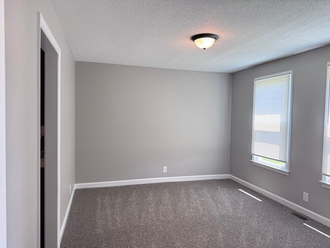 Building Photo - 130 Shady Maple Dr
