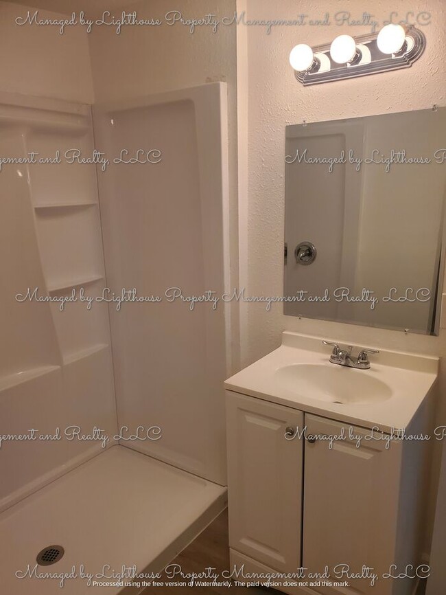 Building Photo - 2 Bedroom / 2 Bathroom Home in Historic Springfield ? Huge Fenced Yard