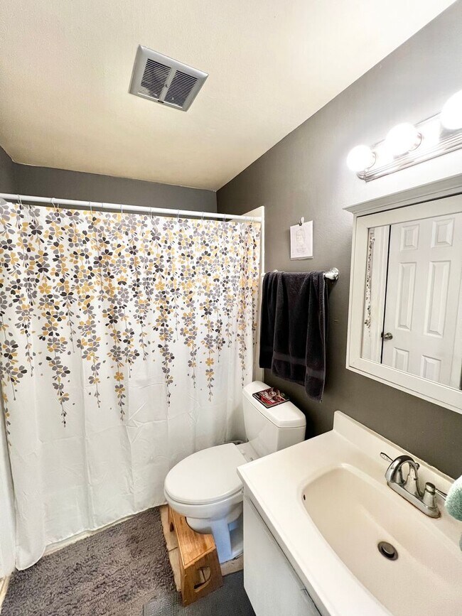 Building Photo - Locust312 (CW-KS)