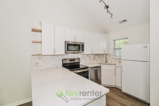 Building Photo - $200 Off 1st Month's Rent - 2 Bdrm/ 2 Bath, Townhome in Wilmington