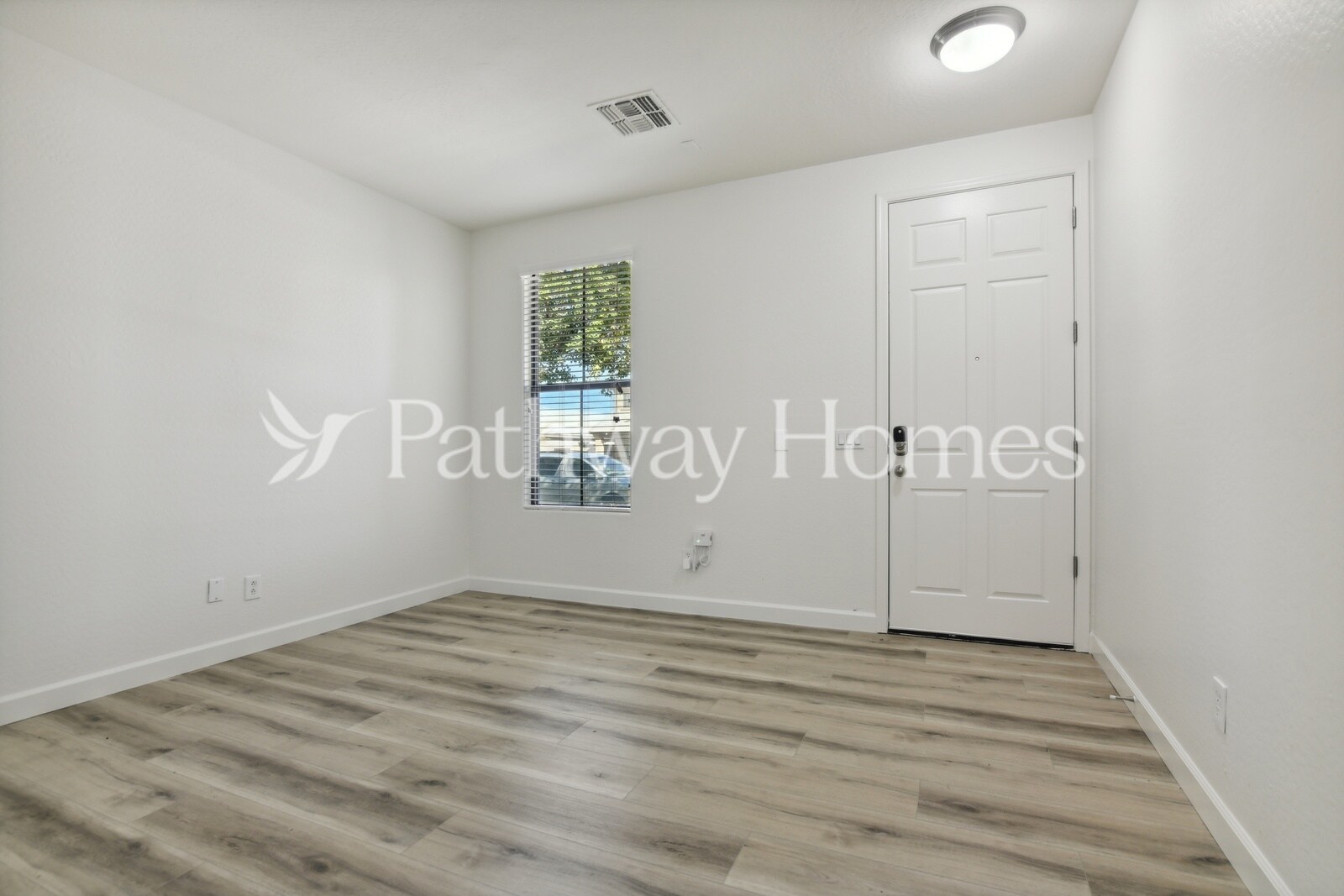 Building Photo - 2451 W Parkway Dr