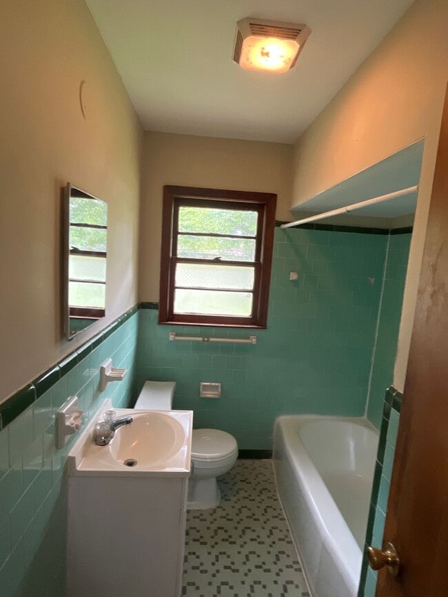 Building Photo - **ON HOLD**3 Bedroom / 1 Bathroom Home for...