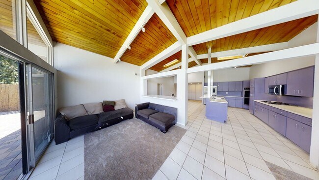 Building Photo - POOL house! BIG rooms! 8 Bedrooms (Lease o...