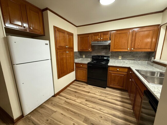 Building Photo - 3BD 2BA FLAT APARTMENT DOWNSTAIRS