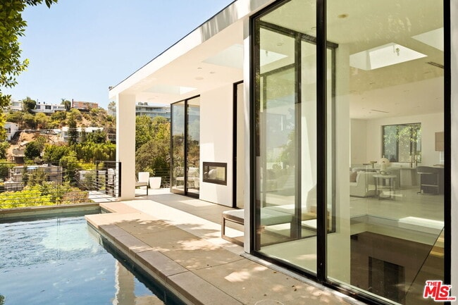 Building Photo - 1516 Forest Knoll Dr