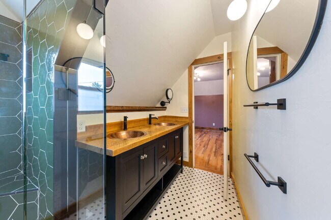 Building Photo - 3 Bedroom, 2.5 Bathroom Home with Exquisite Design