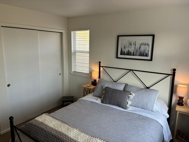 Building Photo - Beautiful 3-Bedroom, 3-Bathroom 2-Story Ho...