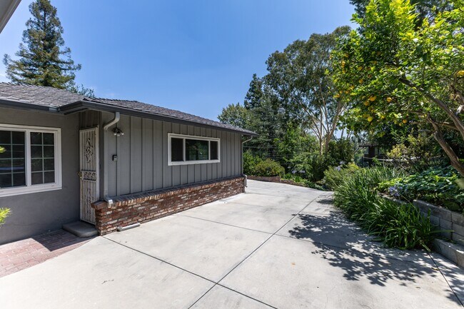 Building Photo - 1290 Clubhouse Dr