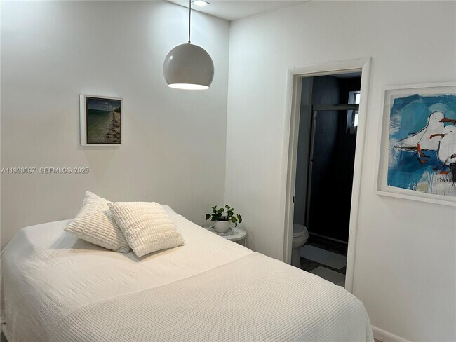 Building Photo - 717 Española Wy