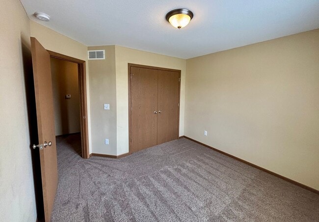 Building Photo - Live Comfortably on the East Side – Spacious 4 Bed / 2.5 Bath Duplex with Backyard & Garage