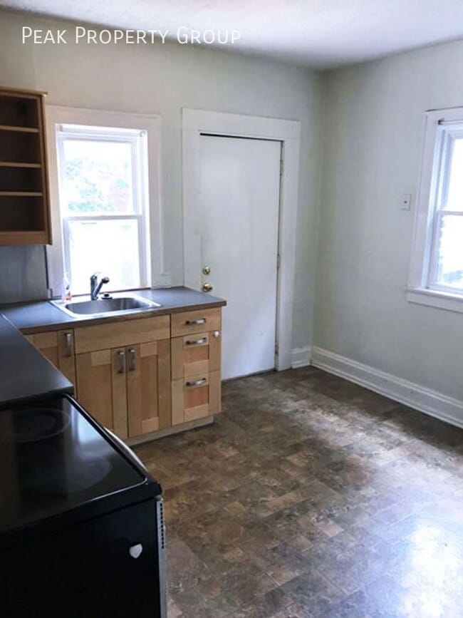 Building Photo - 1446 Hamlet St