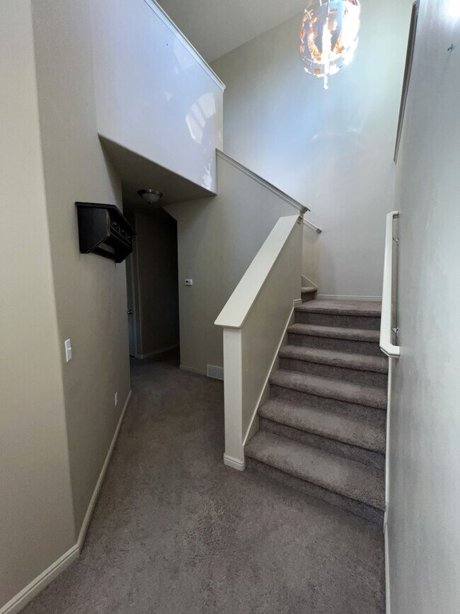 Building Photo - Spacious 6-Bedroom Home with 2 Kitchens in...