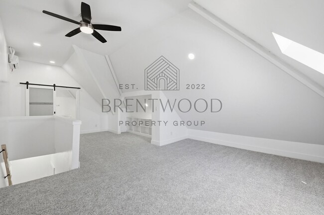 Building Photo - Contemporary 4bed/3bath with Private Yard