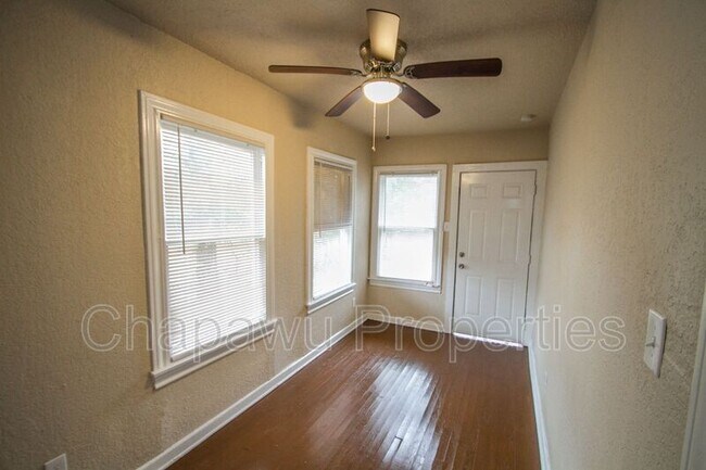 Building Photo - 932 Poinsettia St