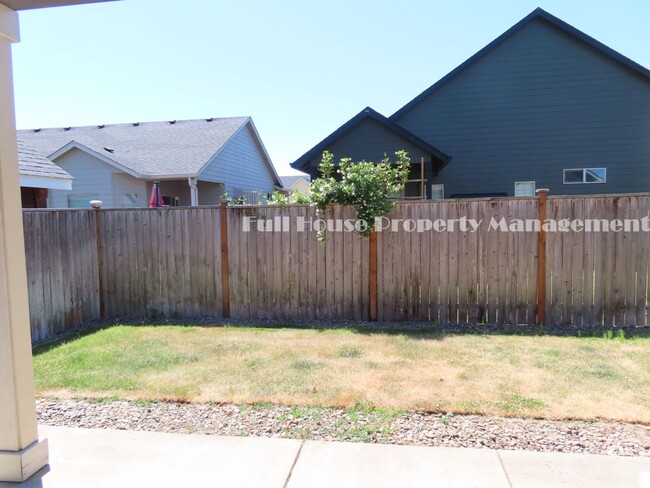 Building Photo - Custom 3 Bed, 2 Bath Home in Junction City...