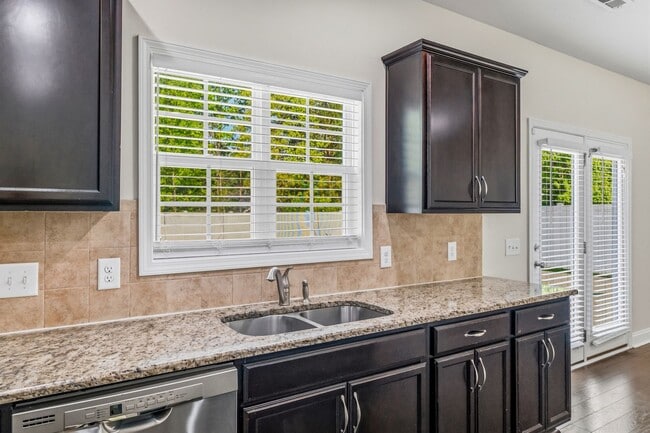 Building Photo - 5 Bedrooms in the heart of Summerfield!