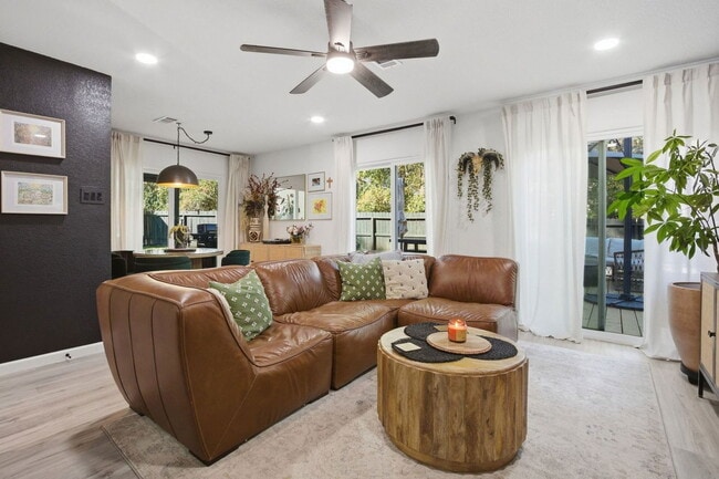 Building Photo - 1004 E Red Cedar Cir