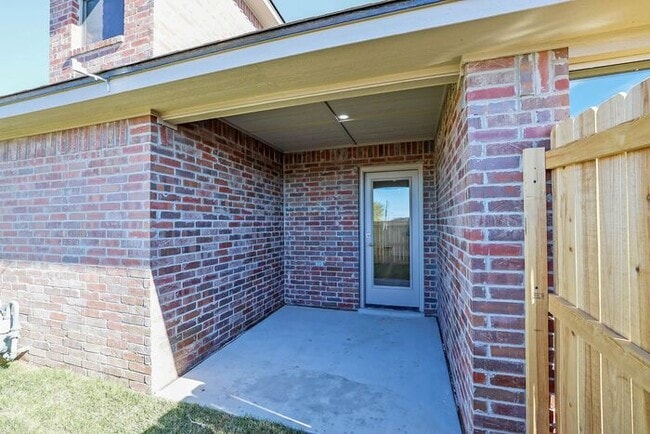 Building Photo - 7612 Woodford Ave